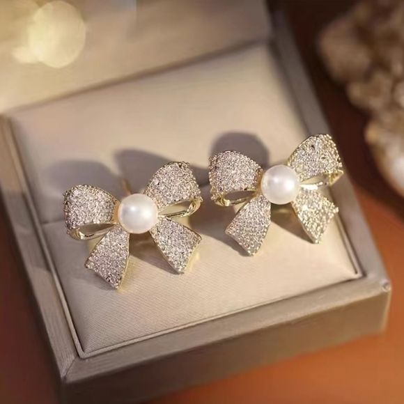 Jewelry - 🎀 Elegant Sparkling Gold Tone Pearl Bowknot Earrings💖